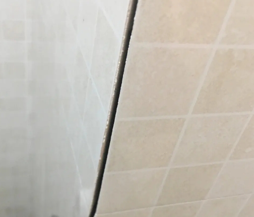 肇州瓷砖空鼓维修公司分享阳台瓷砖脱落的修复过程可以分为以下几个步骤