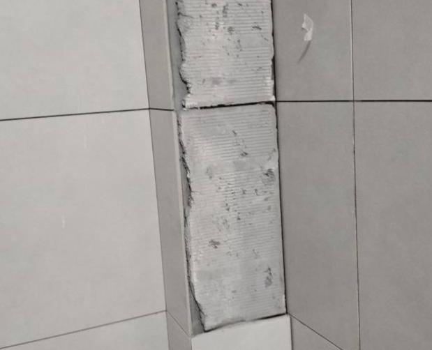 肇州瓷砖空鼓维修公司分享下瓷砖施工前基层浇水润湿程度不足，可能导致以下问题