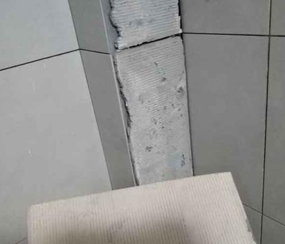 肇州瓷砖空鼓维修公司分享下厨房瓷砖脱落的补救措施。